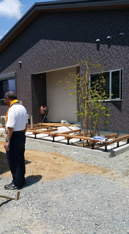 バスコート(浴室用庭)ウッドッキで心地よくデザイン 母屋とガレージ棟の間 バスコート お風呂 浴室 ガラス