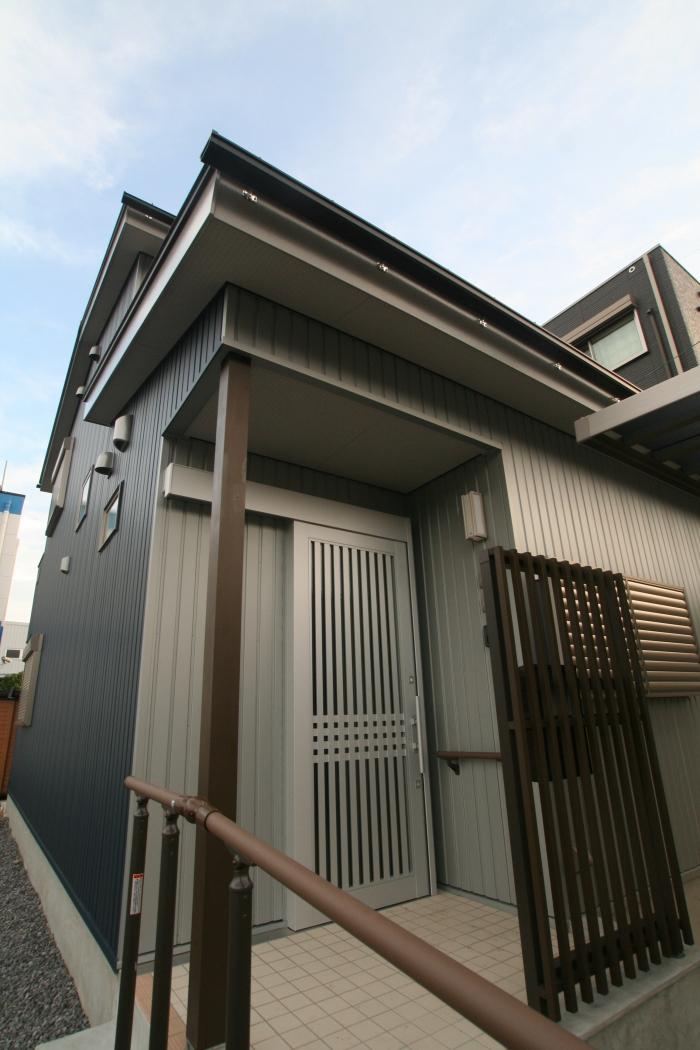シルバーとブルーのツートンカラーデザイン ガルバリウム鋼板,目隠格子,玄関引戸