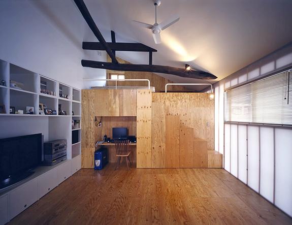 小屋梁を室内に現し猫の遊び場とした事例 小屋梁を室内に現し猫の遊び場とした事例